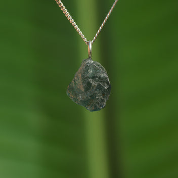 Ruwe blauwe spinel hanger