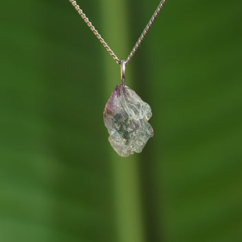 Ruwe blauwe spinel hanger