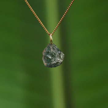 Ruwe blauwe spinel hanger