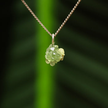 Ruwe groene granaat hanger