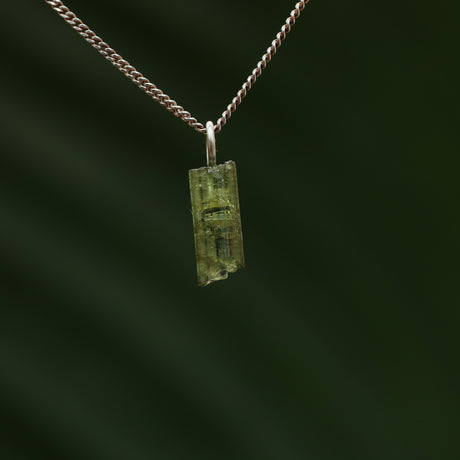 Ruwe groene toermalijn hanger
