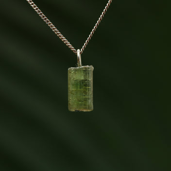 Ruwe groene toermalijn hanger