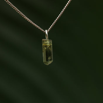Ruwe groene toermalijn hanger