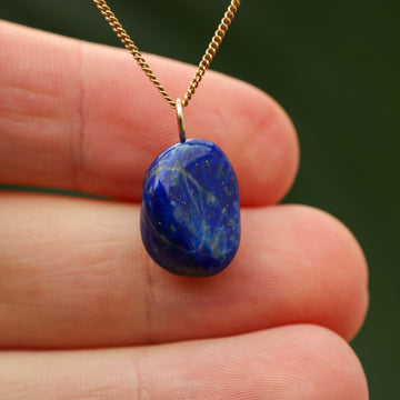 La pierre de lapis-lazuli utilisée en joaillerie pour les bijoux