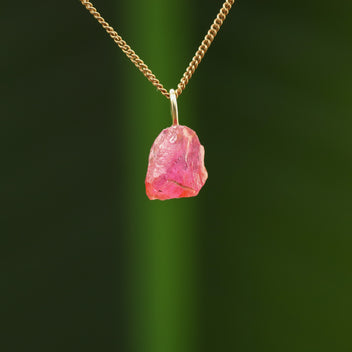Ruwe spinel hanger
