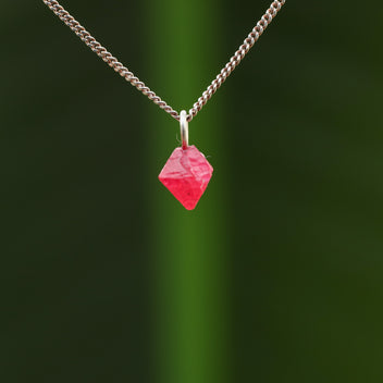 Ruwe spinel hanger
