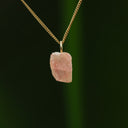 Ruwe roze fluoriet hanger