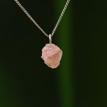 Ruwe roze fluoriet hanger