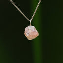 Ruwe roze fluoriet hanger