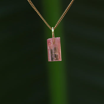 Ruwe roze toermalijn hanger