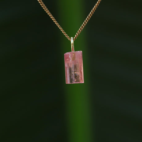 Ruwe roze toermalijn hanger