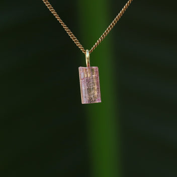 Ruwe roze toermalijn hanger