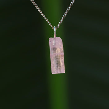 Ruwe roze toermalijn hanger