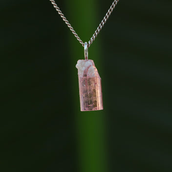 Ruwe roze toermalijn hanger