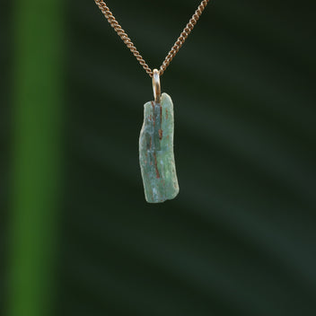 Ruwe groene kyaniet hanger