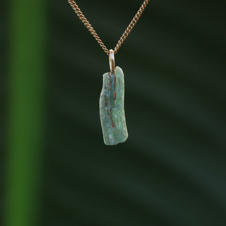 Ruwe groene kyaniet hanger