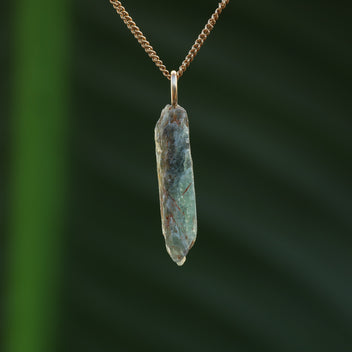 Ruwe groene kyaniet hanger