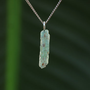 Ruwe groene kyaniet hanger