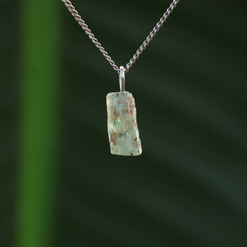 Ruwe groene kyaniet hanger