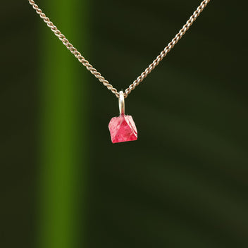 Ruwe spinel hanger