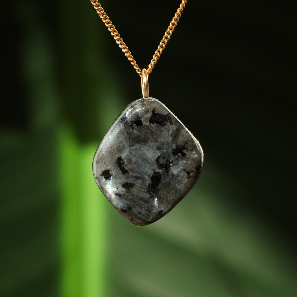 Larvikite pendant - Handmade jewelry – Monos edelstenen sieraden