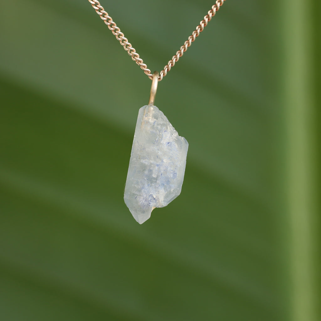 Ruwe Dumortieriet in kwarts