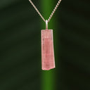 Ruwe roze toermalijn hanger