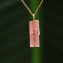 Ruwe roze toermalijn hanger