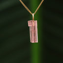 Ruwe roze toermalijn hanger