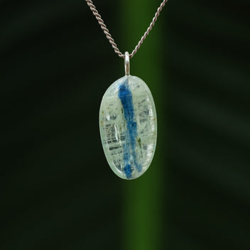 Kyaniet hanger, groen met blauw