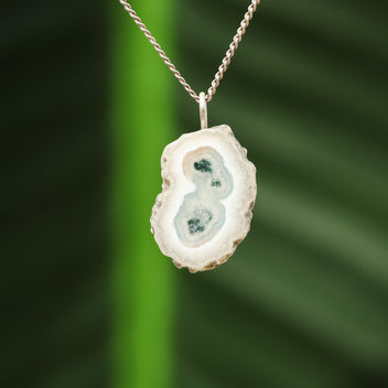 Chalcedoon met mosagaat hanger