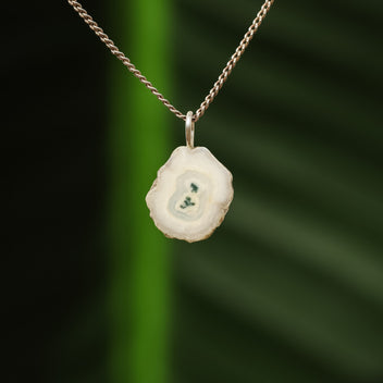 Chalcedoon met mosagaat hanger