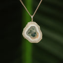 Chalcedoon met mosagaat hanger