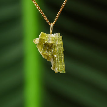Ruwe groene toermalijn hanger