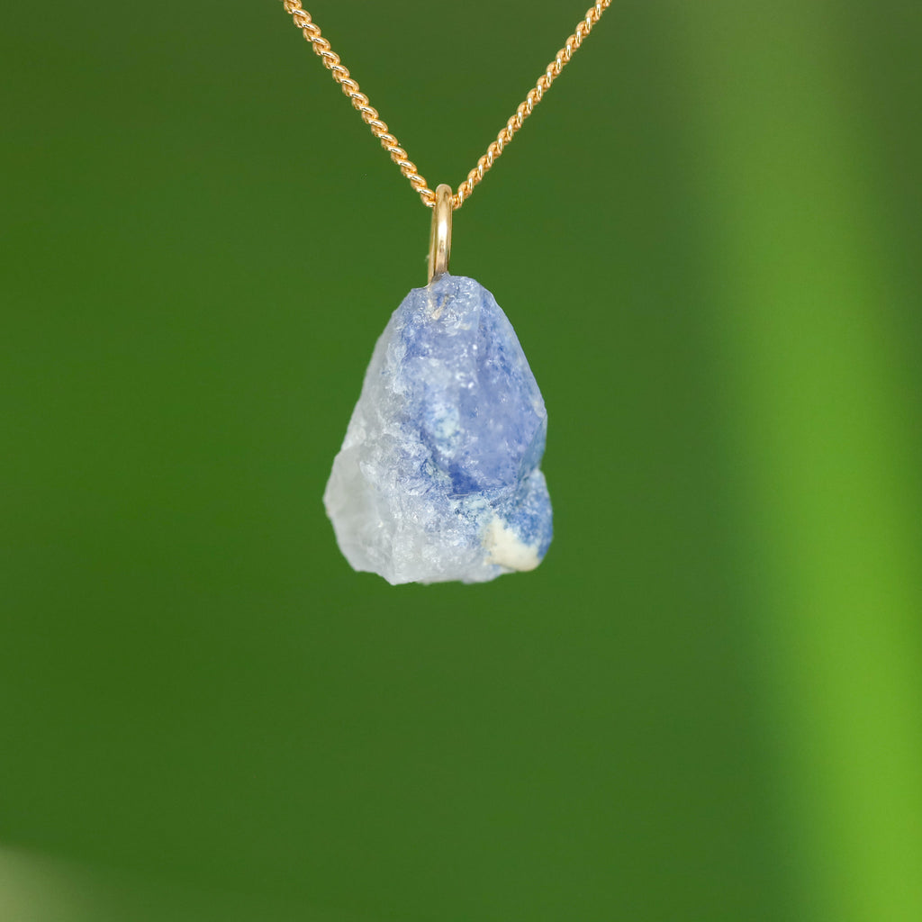 Ruwe Dumortieriet in kwarts