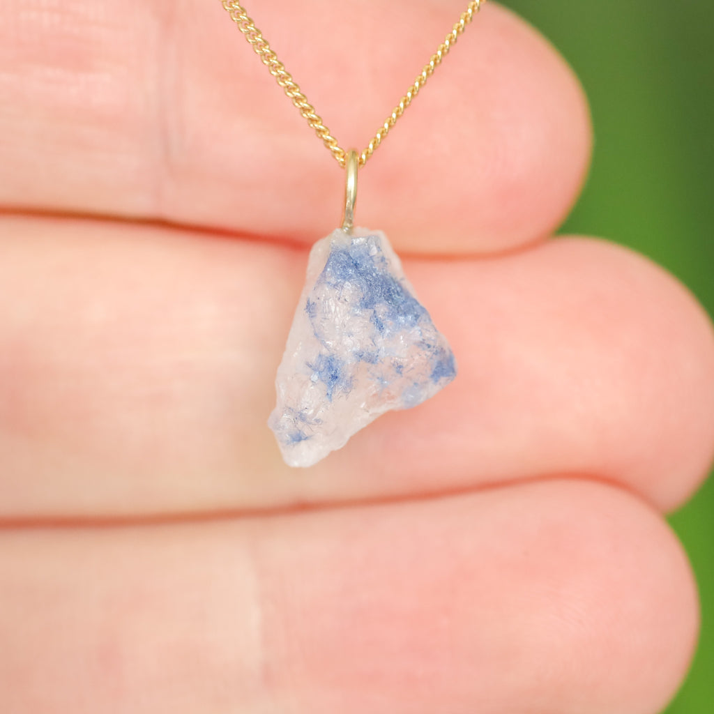 Ruwe Dumortieriet in kwarts