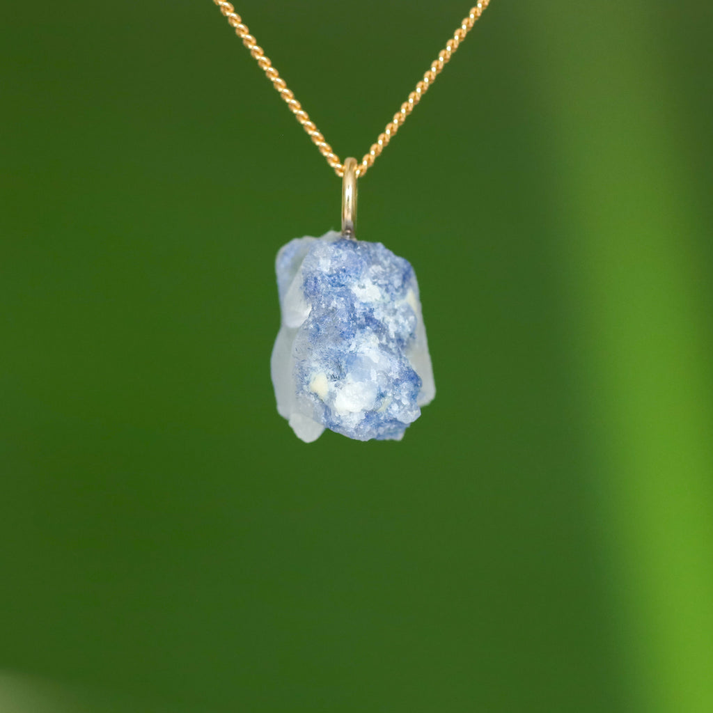 Ruwe Dumortieriet in kwarts