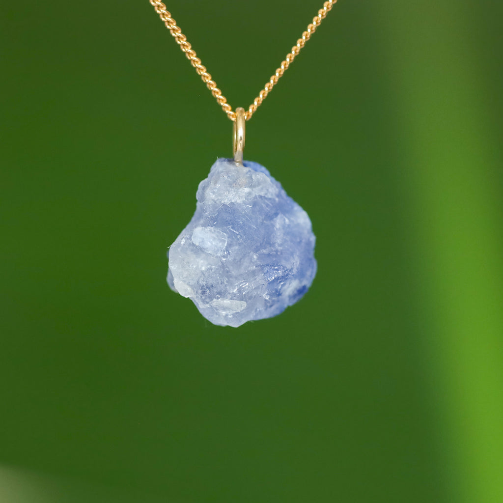 Ruwe Dumortieriet in kwarts