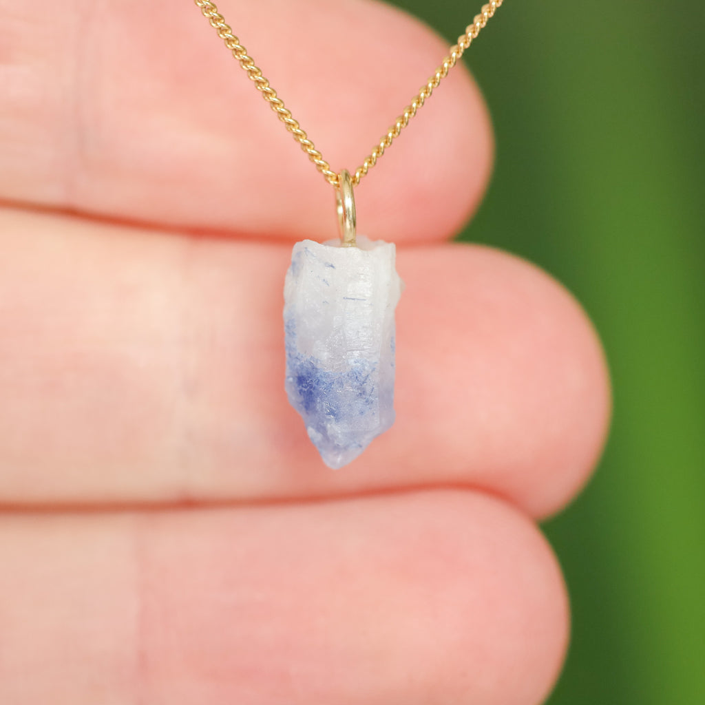 Ruwe Dumortieriet in kwarts