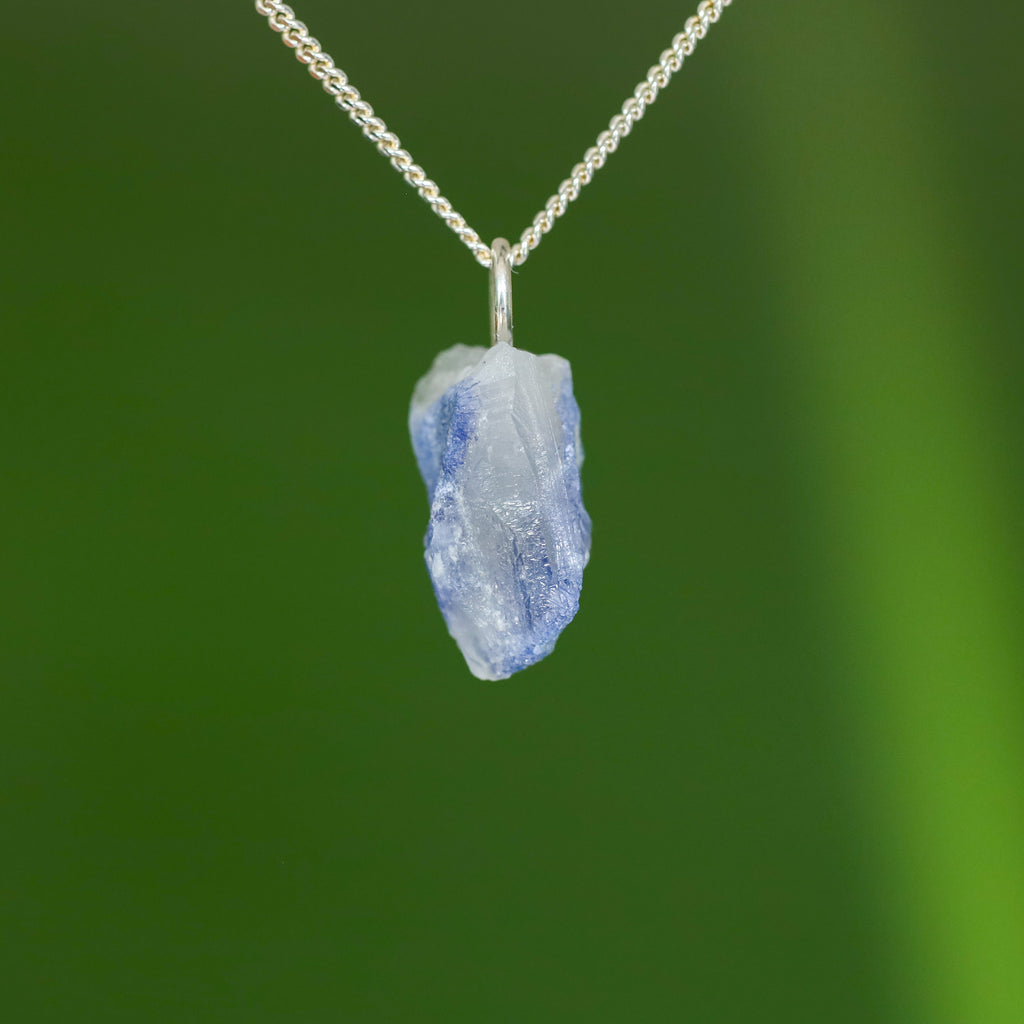 Ruwe Dumortieriet in kwarts