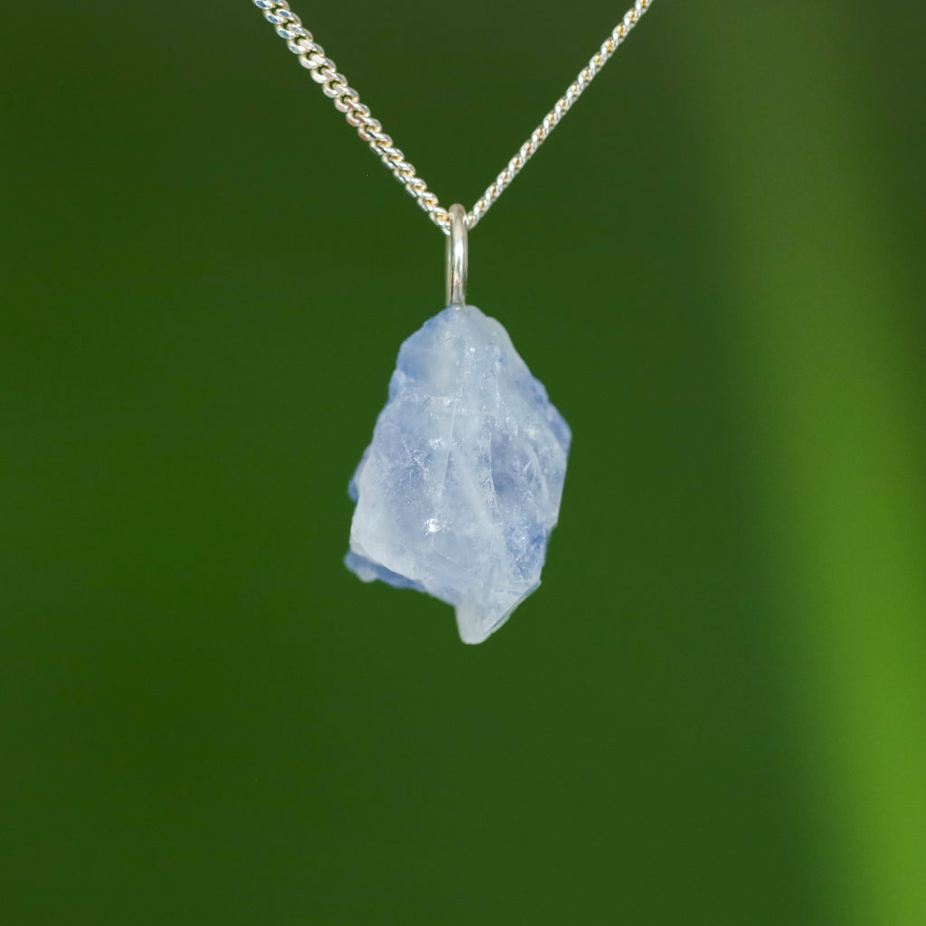 Ruwe Dumortieriet in kwarts