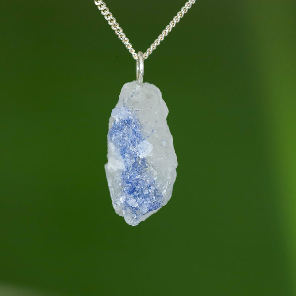 Ruwe Dumortieriet in kwarts