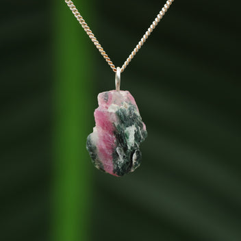Ruwe robijn met zoisiet hanger
