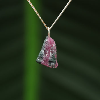 Ruwe robijn met zoisiet hanger