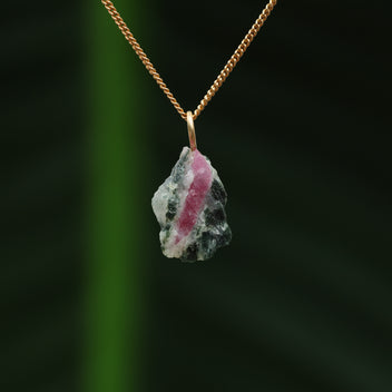 Ruwe robijn met zoisiet hanger