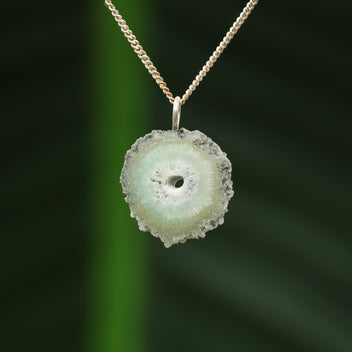 Celadoniet in kwarts hanger