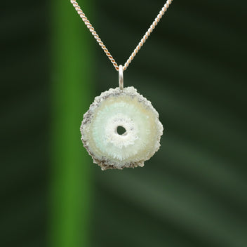 Celadoniet in kwarts hanger