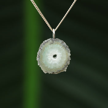 Celadoniet in kwarts hanger