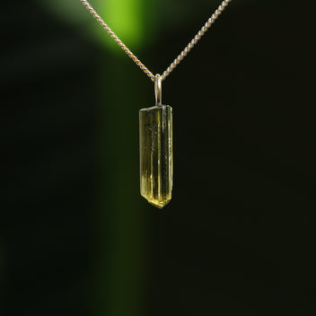 Ruwe groene toermalijn hanger