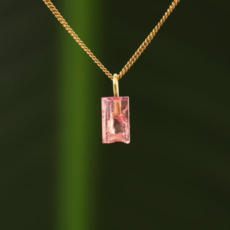 Ruwe roze toermalijn hanger